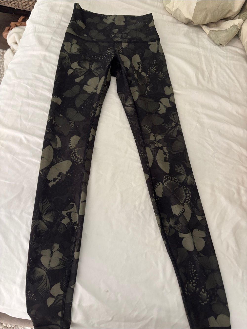 Lululemon sz 4 Black and Olive Butterfly Print Leggings
